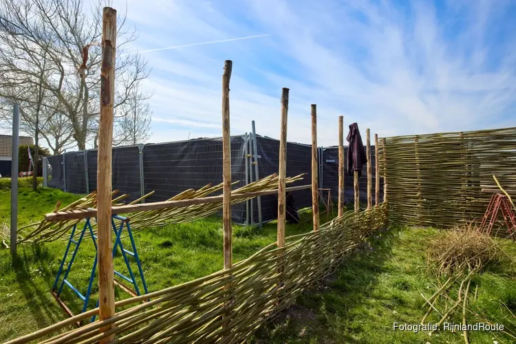 Tijdelijke wand van wilgentakken bij De Dubbelburg