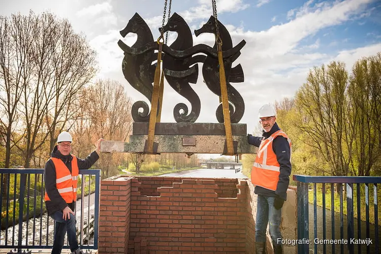 Kunstwerk Zeepaardjes weer op z’n plek