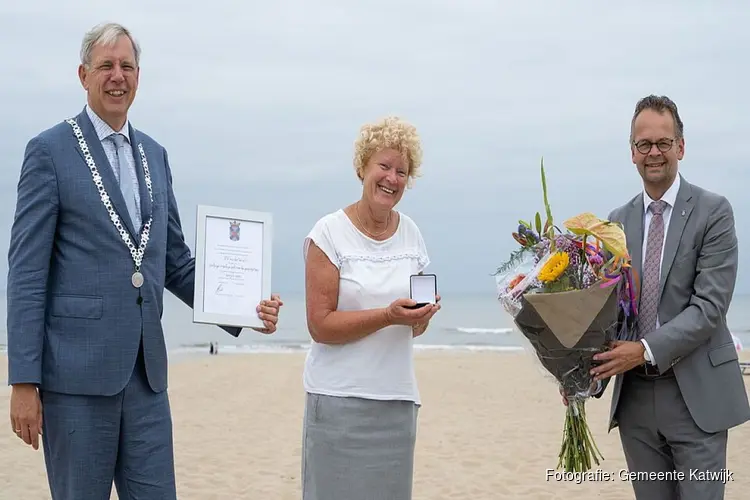 Blondi van der Woude ontvangt Erepenning Katwijk