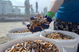 57.772 peuken en dertig jaar oude chipsverpakkingen van de stranden gehaald