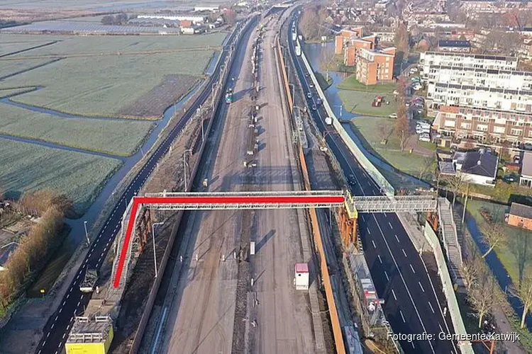 Demontage tijdelijke voetgangersbrug over nieuwe N206