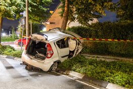 Auto crasht tegen boom in Noordwijkerhout, bestuurder zwaargewond