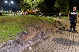 Auto crasht tegen boom in Noordwijkerhout, bestuurder zwaargewond