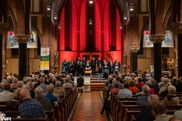 Het kerkdak ging er vanaf bij het korenfestival