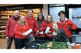 Katwijkers zamelen recordaantal kratten in voor Voedselbank en Voorraadkast