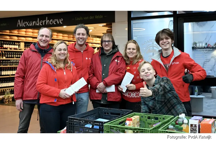 Katwijkers zamelen recordaantal kratten in voor Voedselbank en Voorraadkast